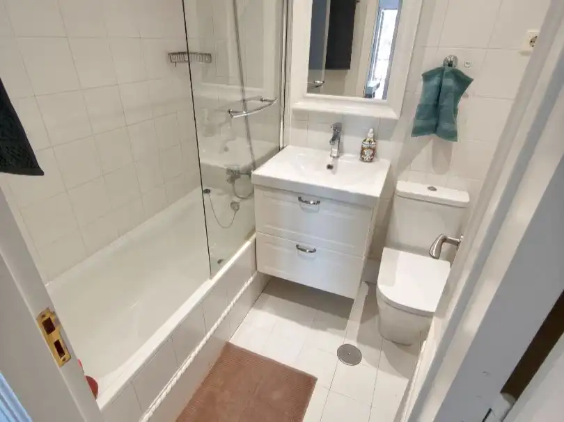 Badezimmer von Dachboden zur Miete in Mijas mit Klimaanlage, Terrasse und Balkon