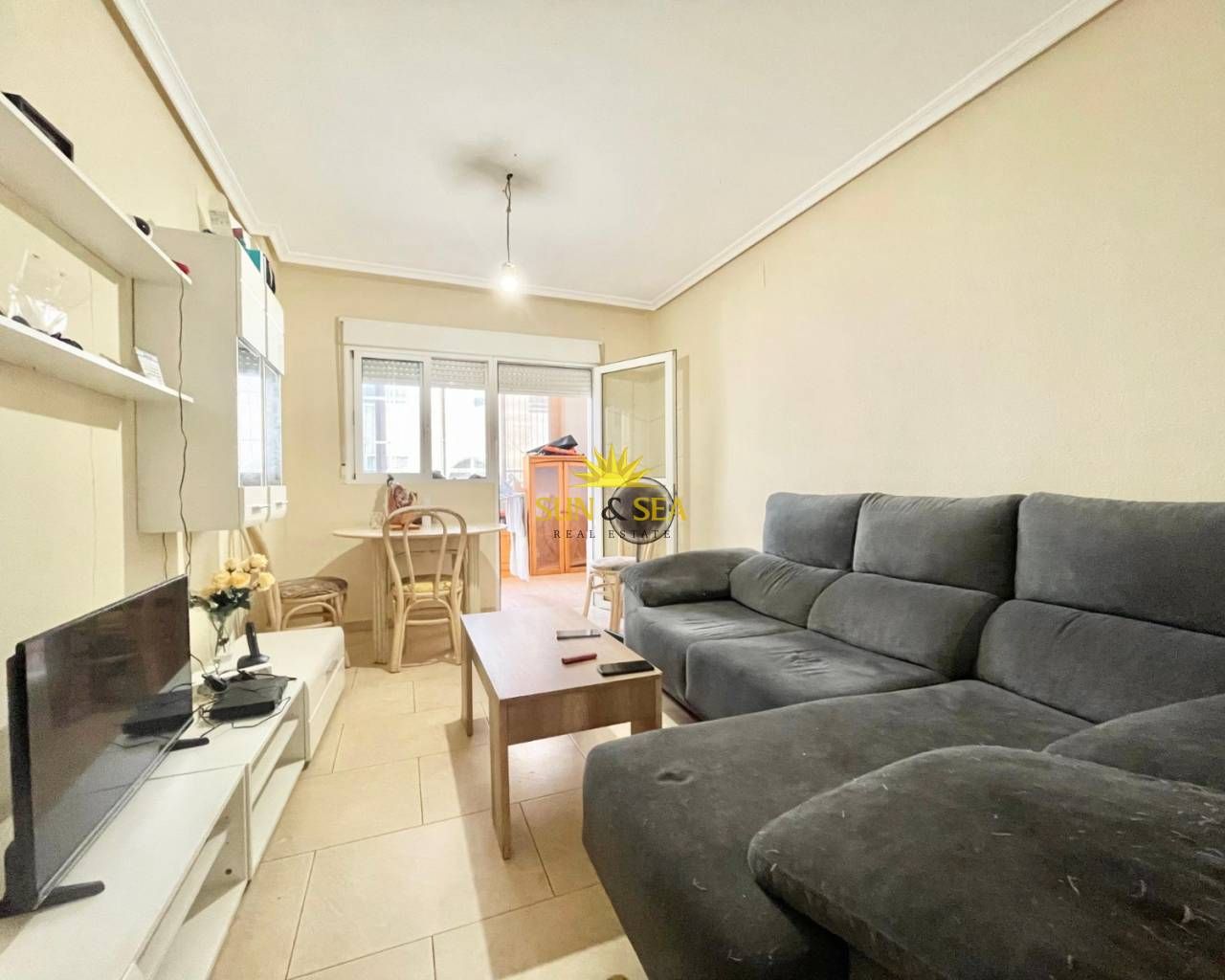Sala d'estar de Apartament en venda en Torrevieja amb Calefacció, Terrassa i Piscina