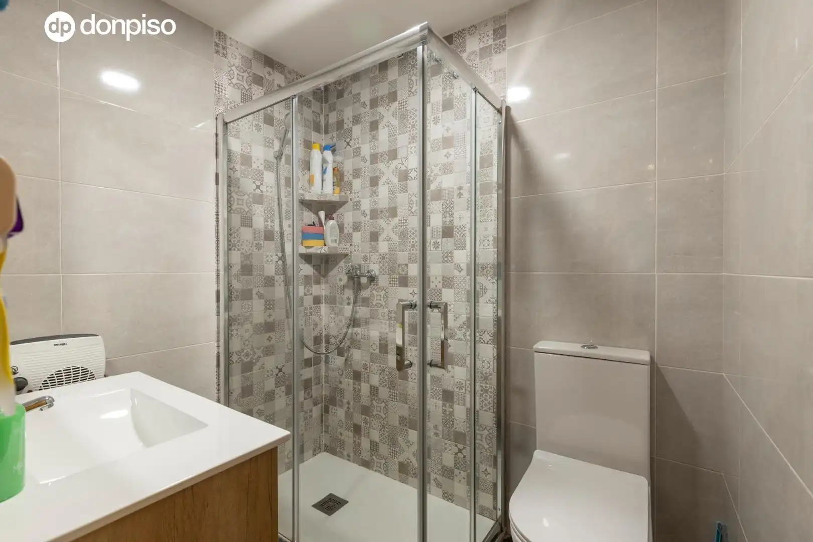 Baño de Piso en venta en Granada con Aire acondicionado, Terraza y Balcón
