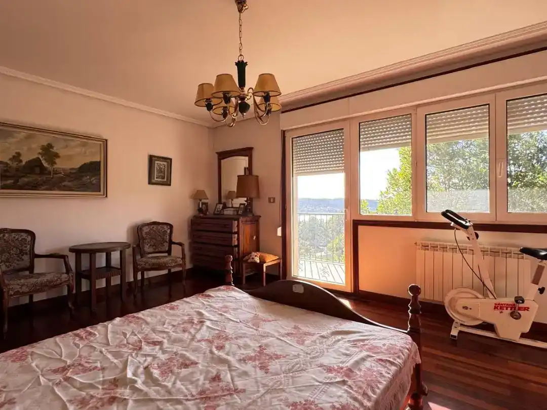 Dormitori de Casa o xalet en venda en Cangas  amb Aire condicionat i Balcó