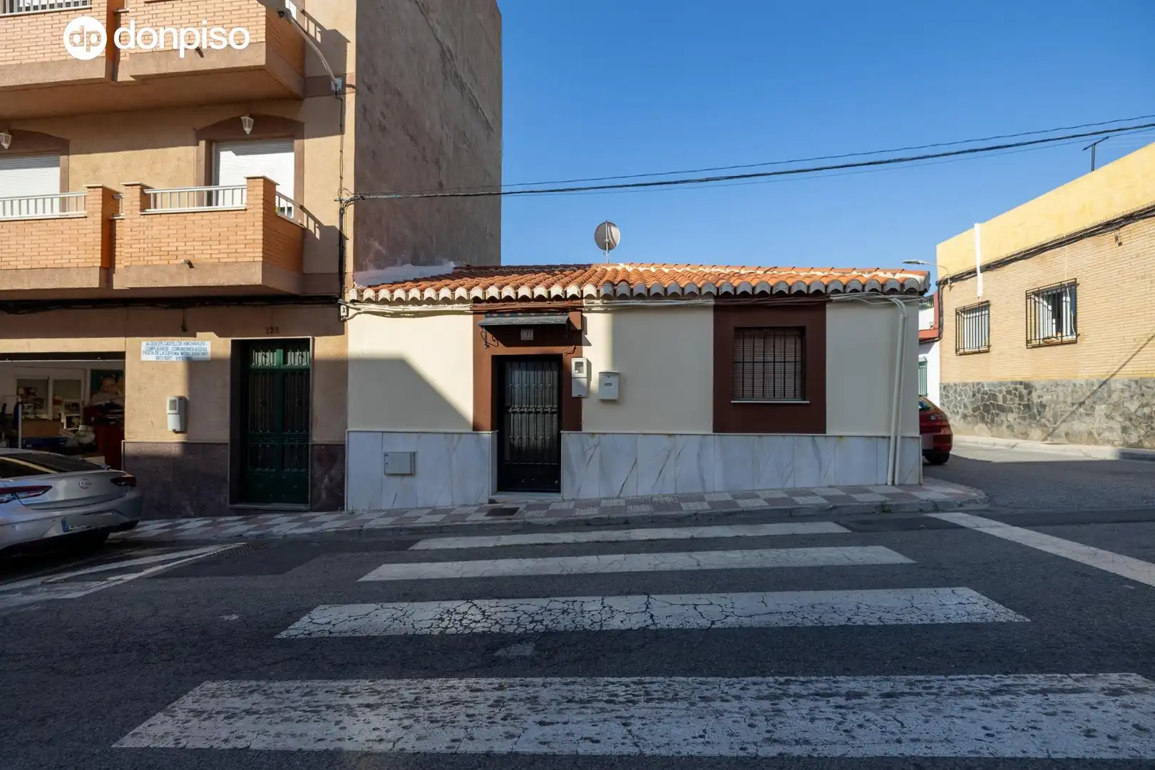 Vista exterior de Casa adosada en venda en Motril amb Aire condicionat