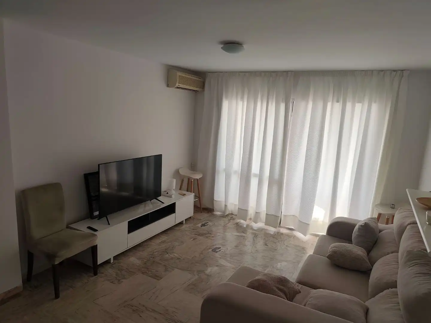 Wohnzimmer von Wohnung zur Miete in Benalmádena mit Klimaanlage, Terrasse und Balkon