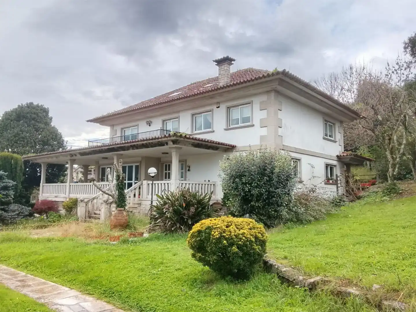 Vista exterior de Casa o xalet en venda en Pontevedra Capital  amb Jardí privat, Traster i Piscina