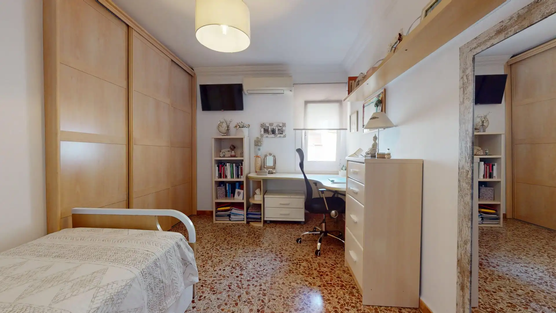 Dormitori de Àtic en venda en L'Hospitalet de Llobregat amb Aire condicionat, Terrassa i Traster