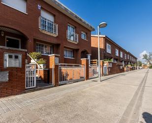 Exterior view of Single-family semi-detached for sale in Barberà del Vallès  with Heating, Terrace and Balcony