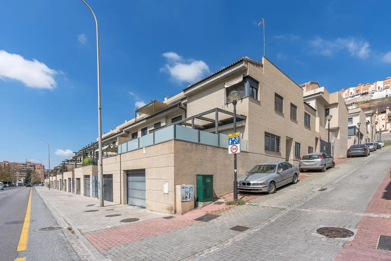 Vista exterior de Casa adosada en venta en Granada con Jardín privado y Balcón
