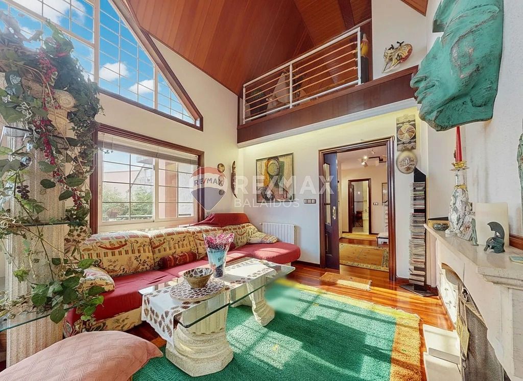 Sala d'estar de Casa o xalet en venda en Vigo  amb Calefacció, Jardí privat i Parquet