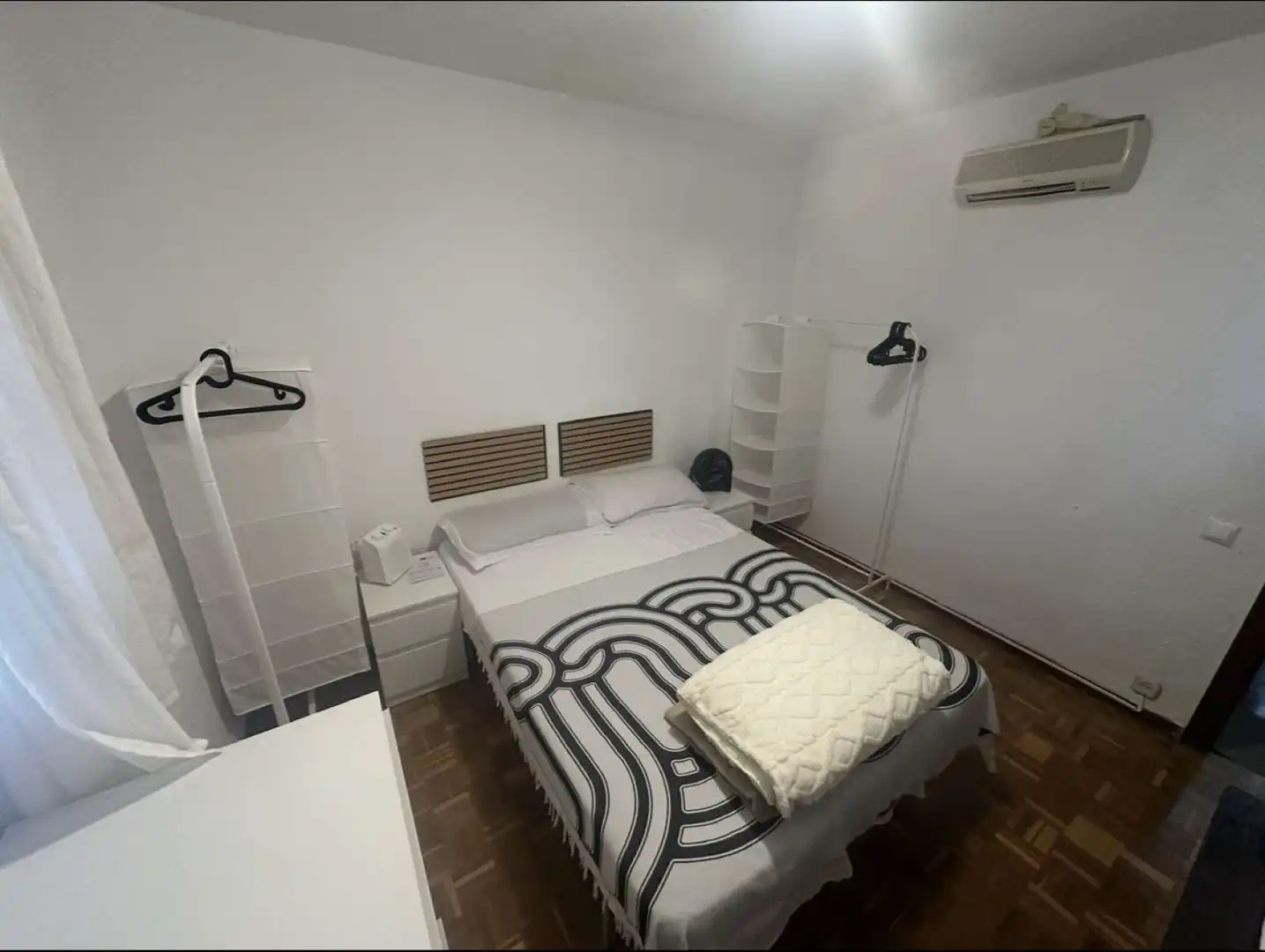 Dormitori de Pis per a compartir en Madrid amb Aire condicionat, Terrassa i Moblat