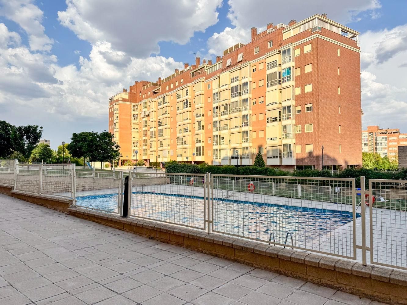 Piscina de Pis en venda en  Madrid Capital amb Aire condicionat, Jardí privat i Traster