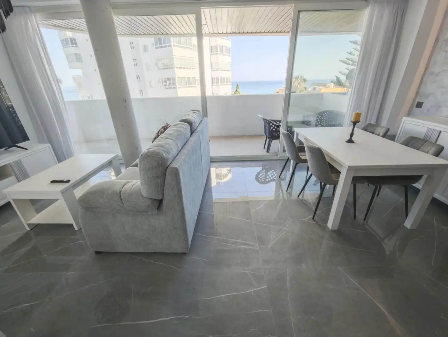 Sala d'estar de Apartament en venda en Benalmádena amb Aire condicionat, Terrassa i Traster