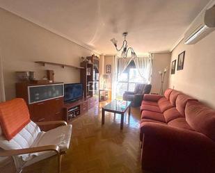 Living room of Flat for sale in San Fernando de Henares  with Air Conditioner, Heating and Parquet flooring