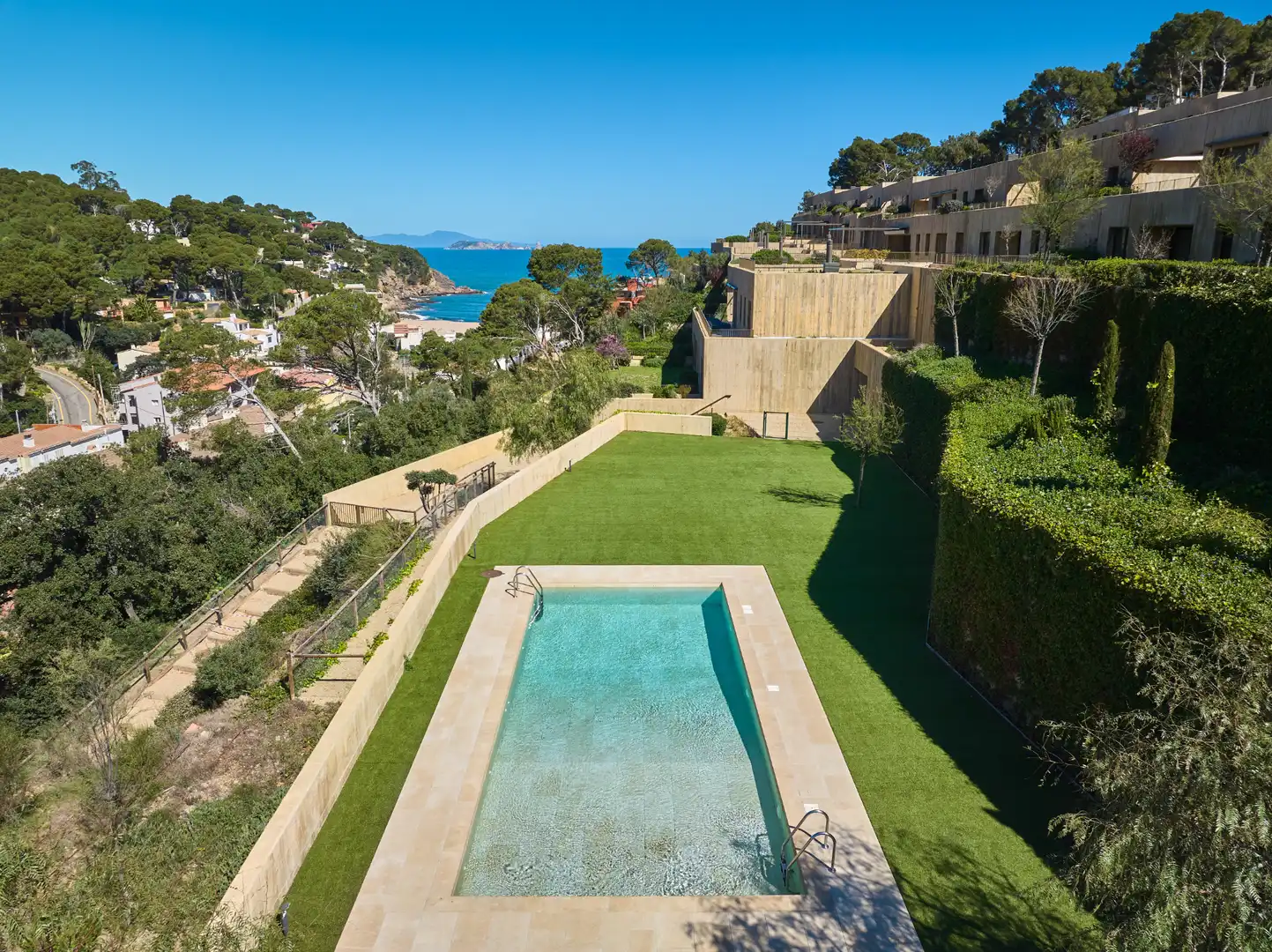Schwimmbecken von Wohnung zum Verkauf in Begur mit Klimaanlage, Heizung und Privatgarten