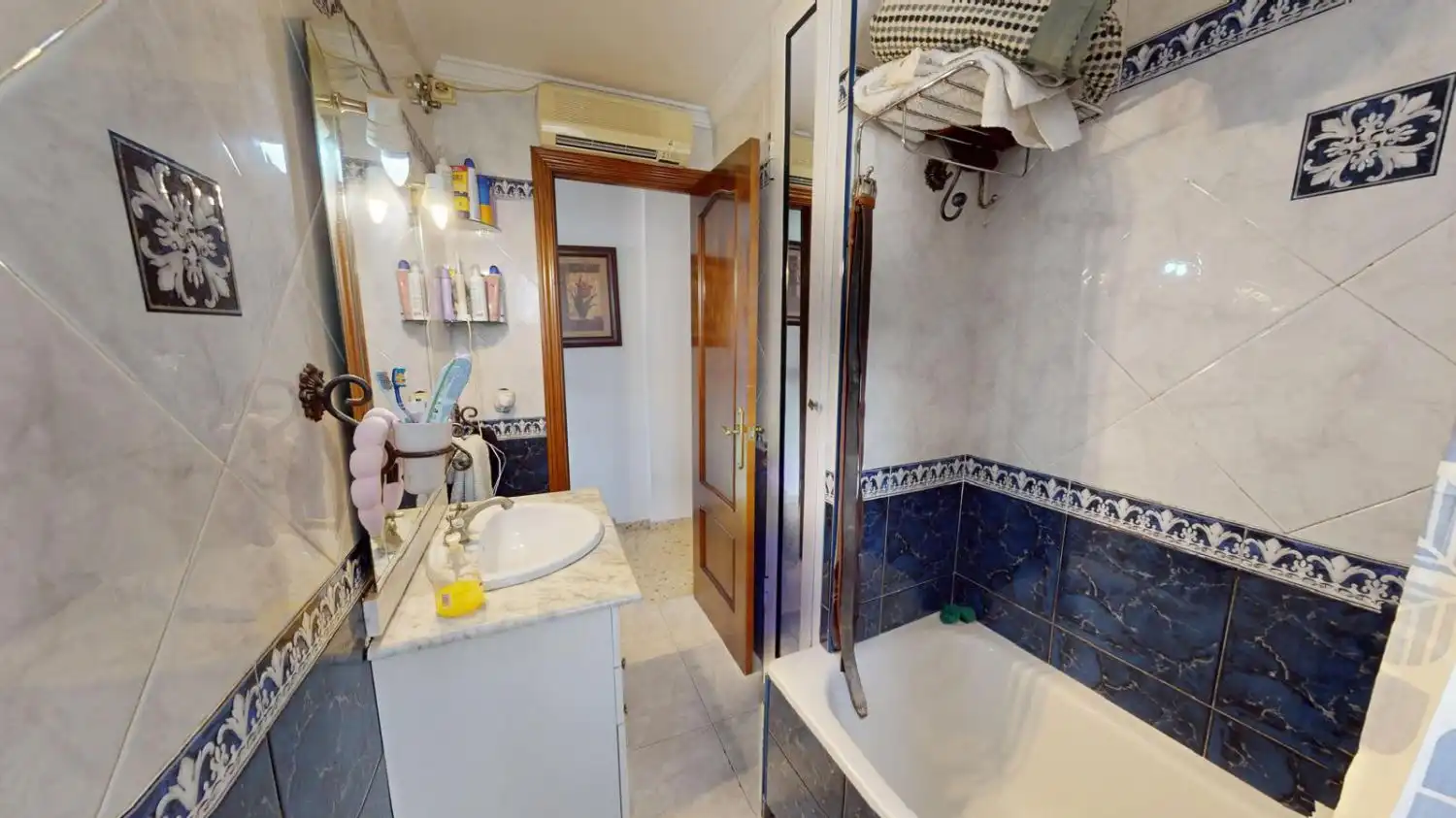 Bathroom of Houses for sale in Alcalá de Guadaira  with Air Conditioner and Balcony