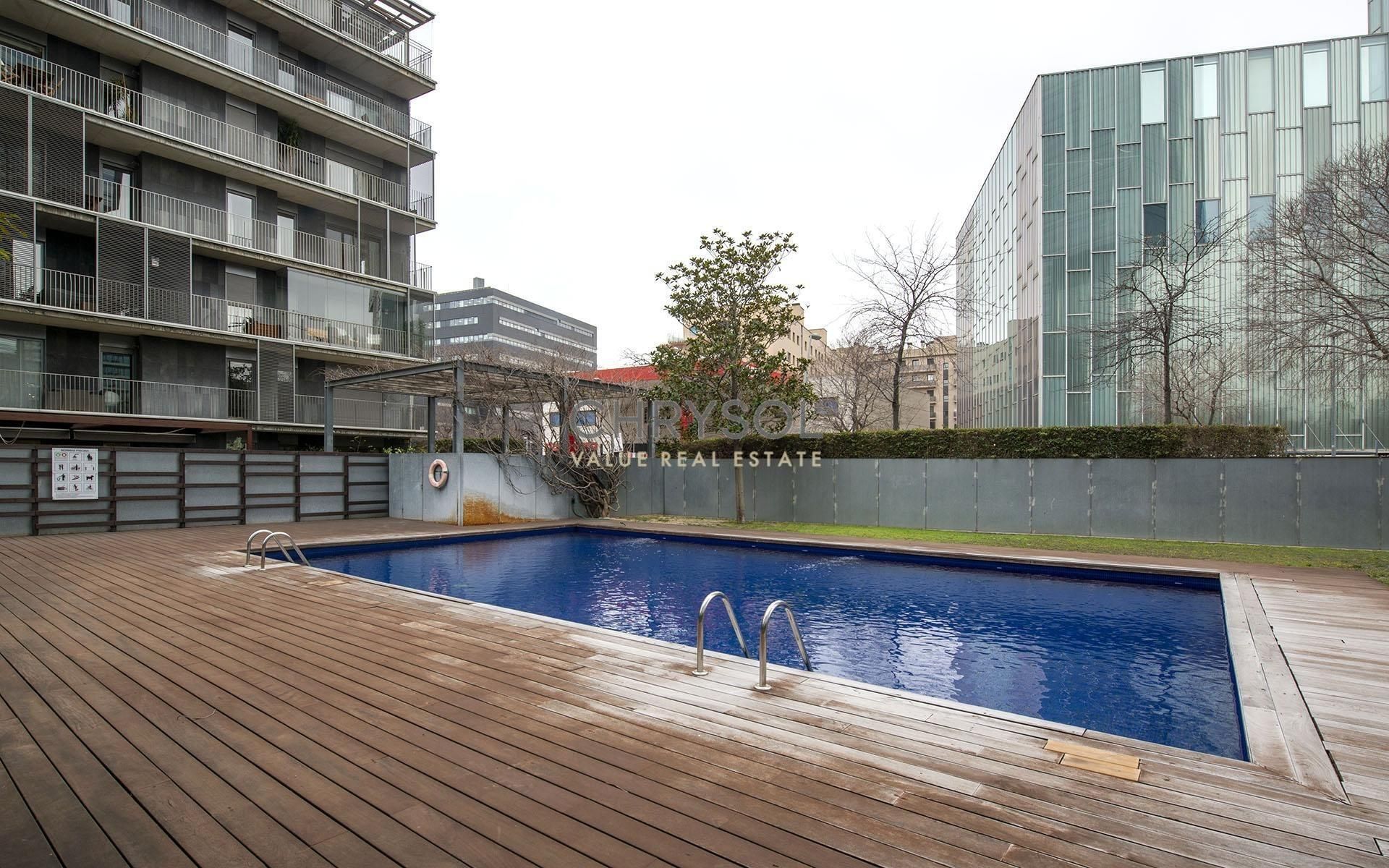 Swimming pool of Planta baja for sale in  Barcelona Capital  with Air Conditioner, Heating and Private garden