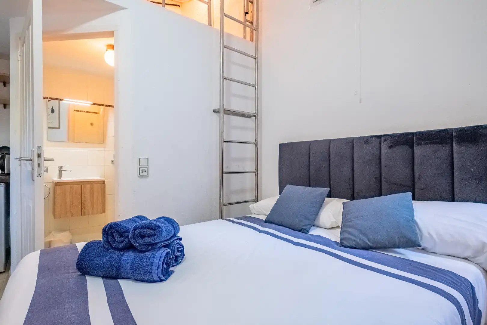 Schlafzimmer von Einfamilien-Reihenhaus zum Verkauf in Begur mit Klimaanlage, Heizung und Terrasse