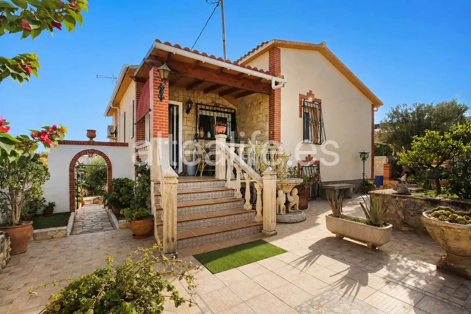Vista exterior de Casa o xalet en venda en La Nucia amb Aire condicionat, Jardí privat i Terrassa