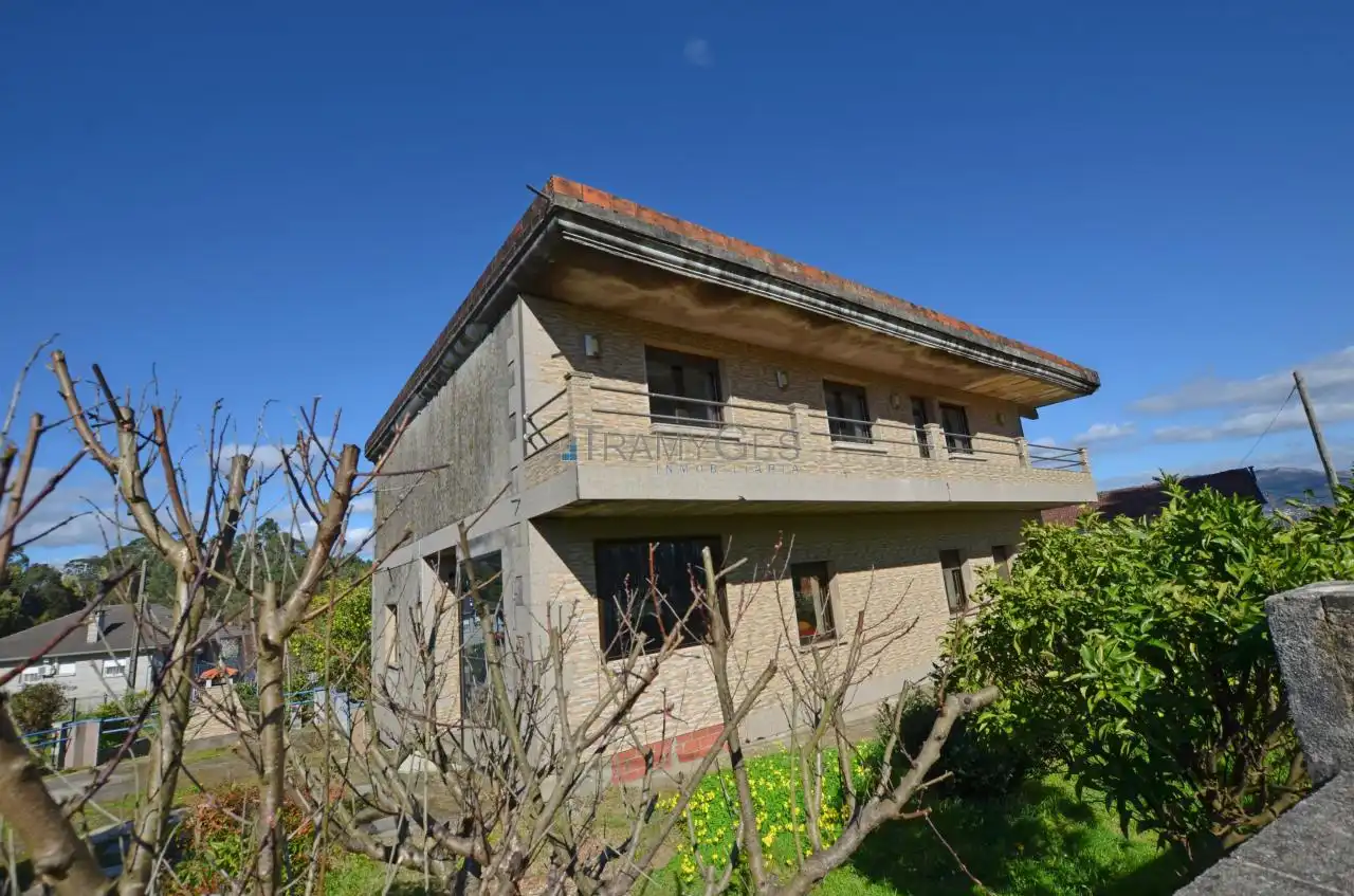 Vista exterior de Casa o xalet en venda en Tomiño amb Jardí privat, Terrassa i Traster