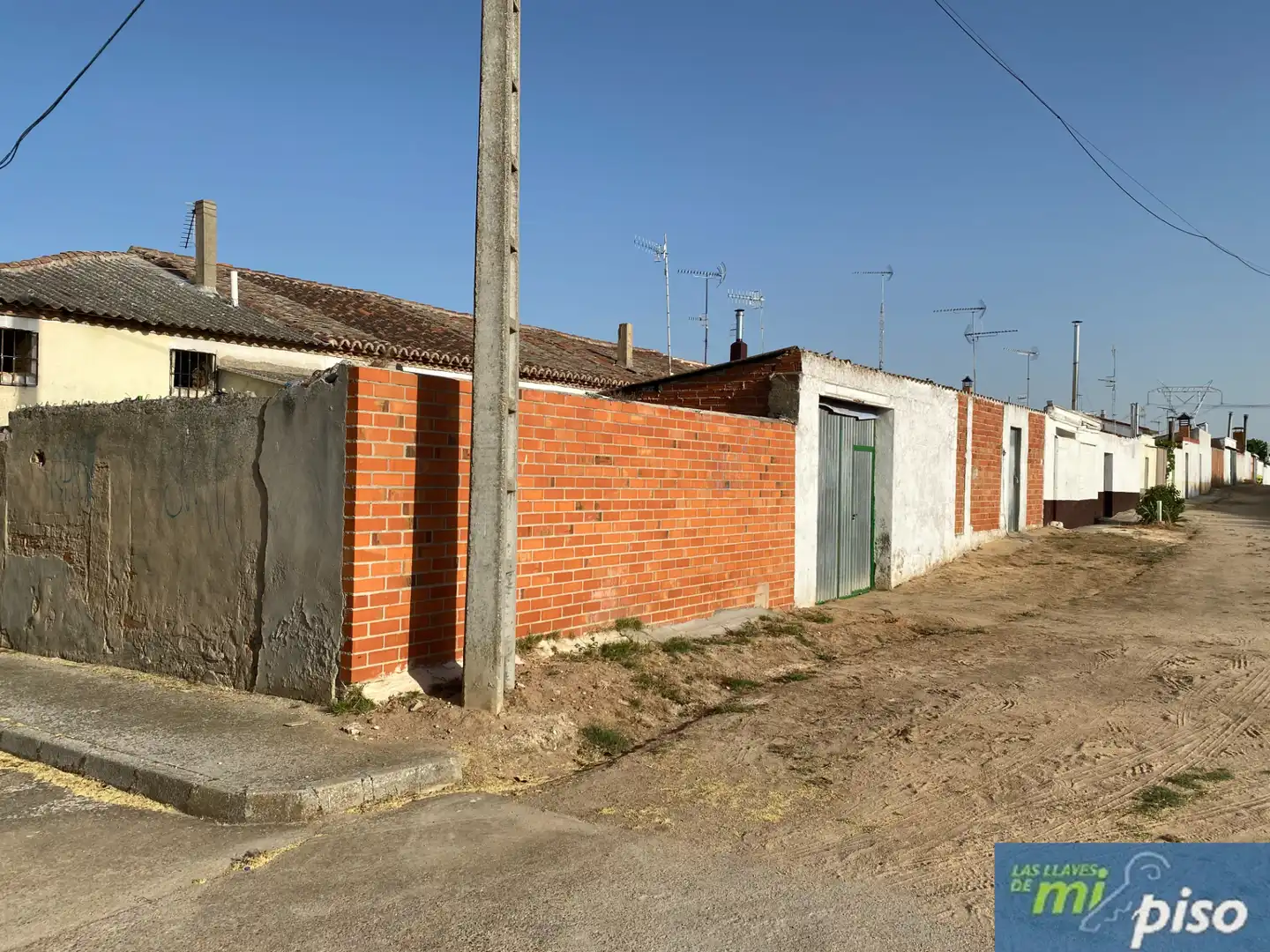 Vista exterior de Casa adosada en venda en Rueda amb Jardí privat, Terrassa i Traster