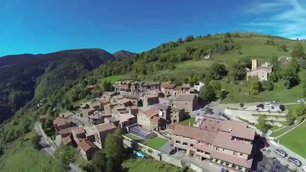 Vista exterior de Finca rústica en venda en Vilallonga de Ter amb Jardí privat i Moblat