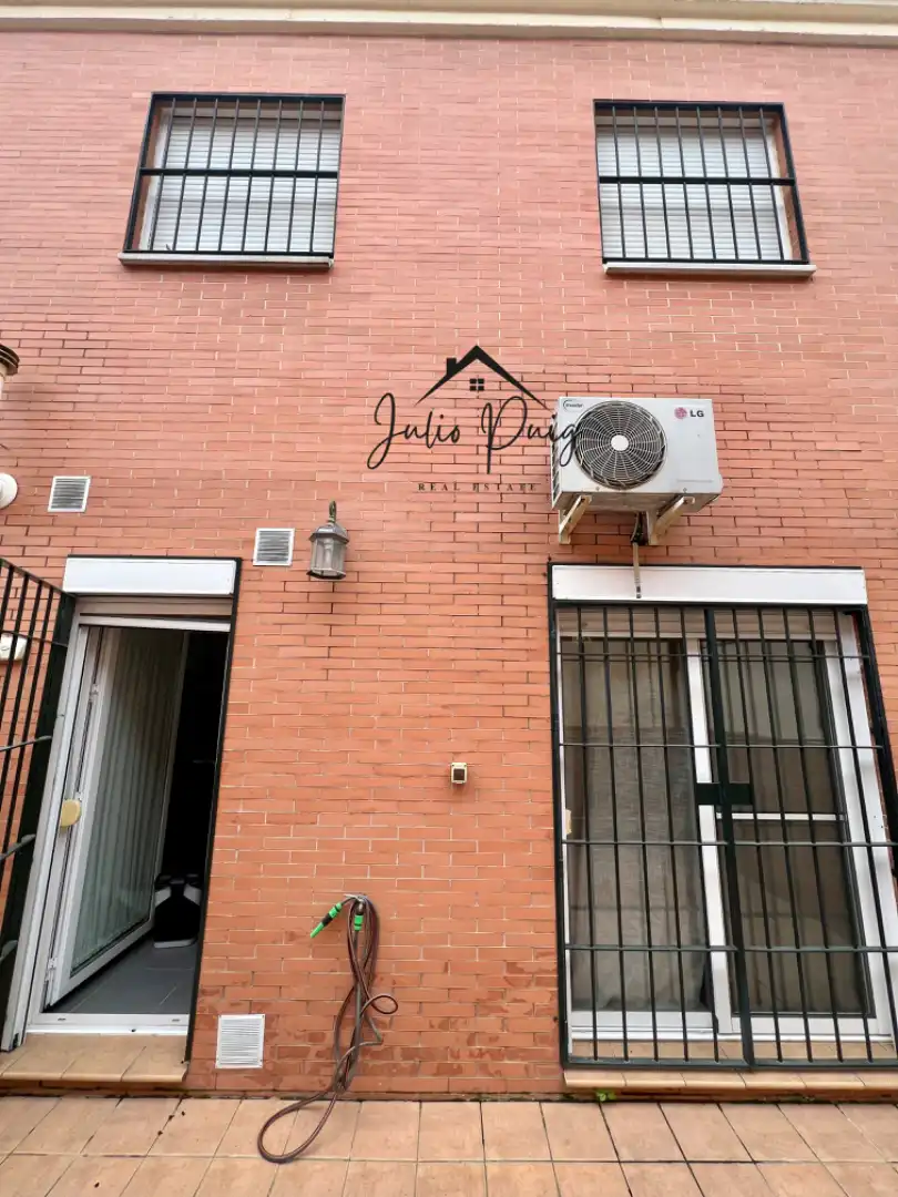 Vista exterior de Casa o xalet en venda en Coria del Río amb Terrassa, Traster i Moblat