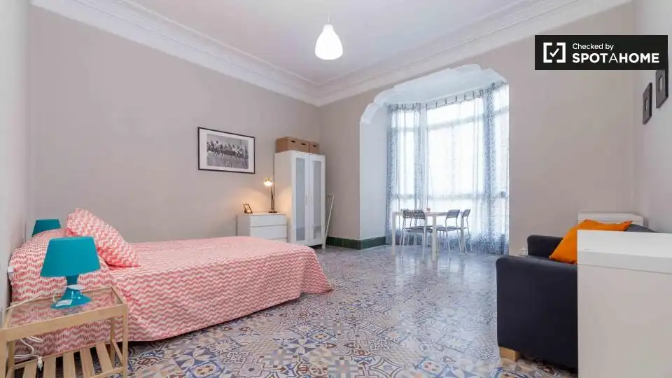 Schlafzimmer von Wohnung zur untervermieten in Valencia mit Klimaanlage, Heizung und Möbliert