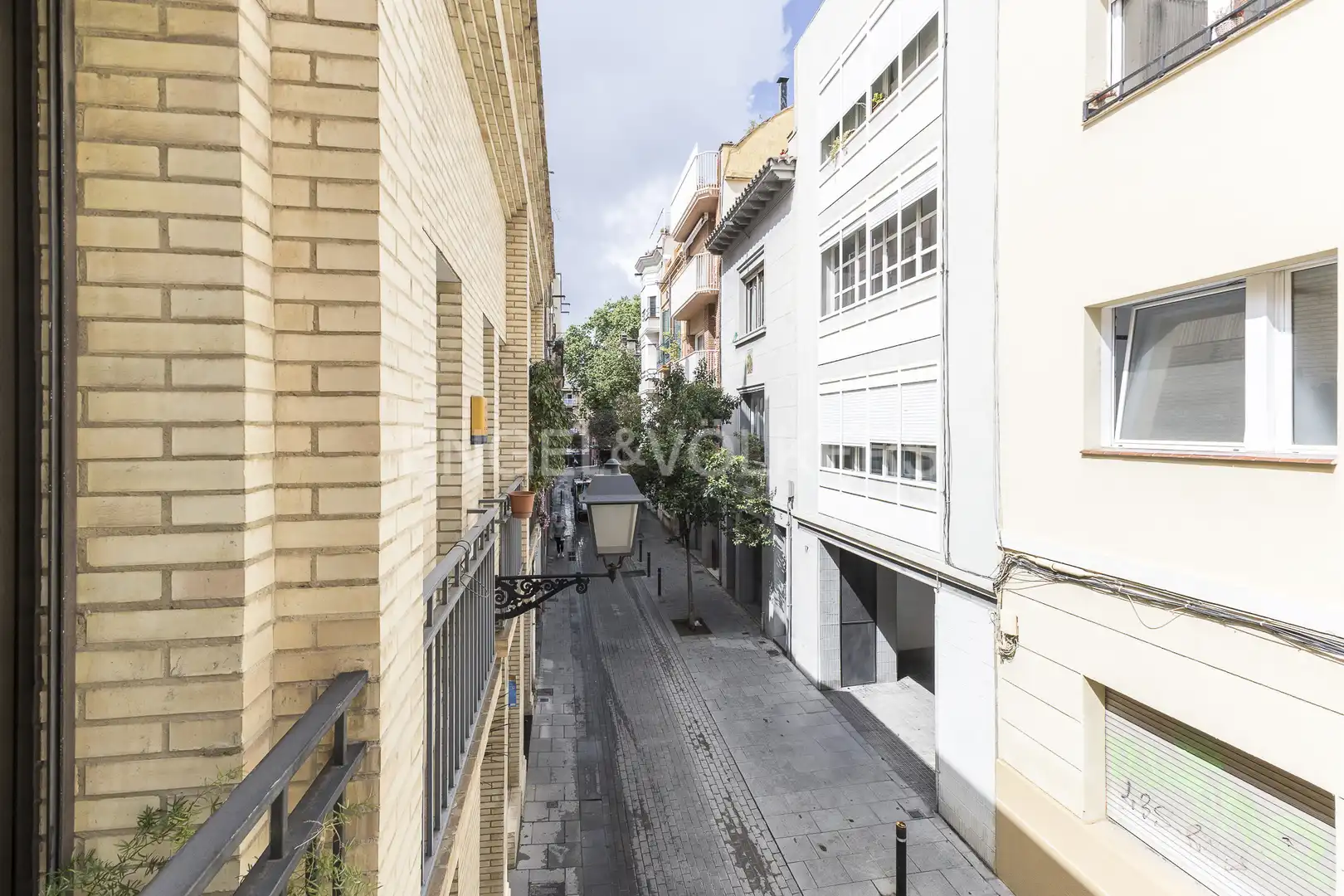 Außenansicht von Einfamilien-Reihenhaus zum Verkauf in Barcelona mit Heizung, Privatgarten und Parkett