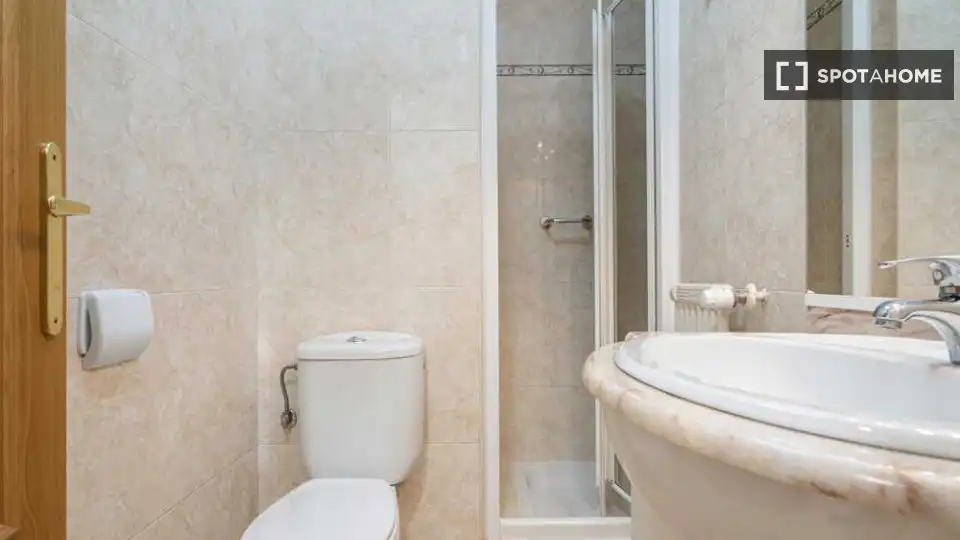 Bathroom of Flat for share in Madrid  with Air Conditioner, Terrace and Furnished