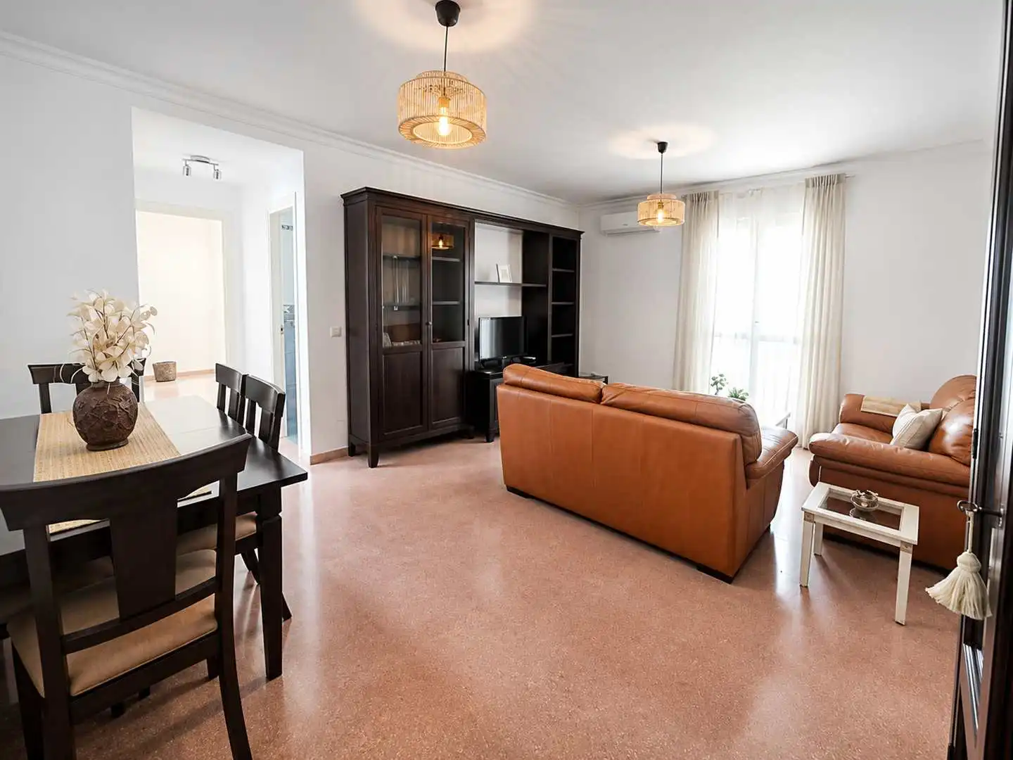 Wohnzimmer von Dachboden zur Miete in Manilva mit Klimaanlage, Terrasse und Möbliert