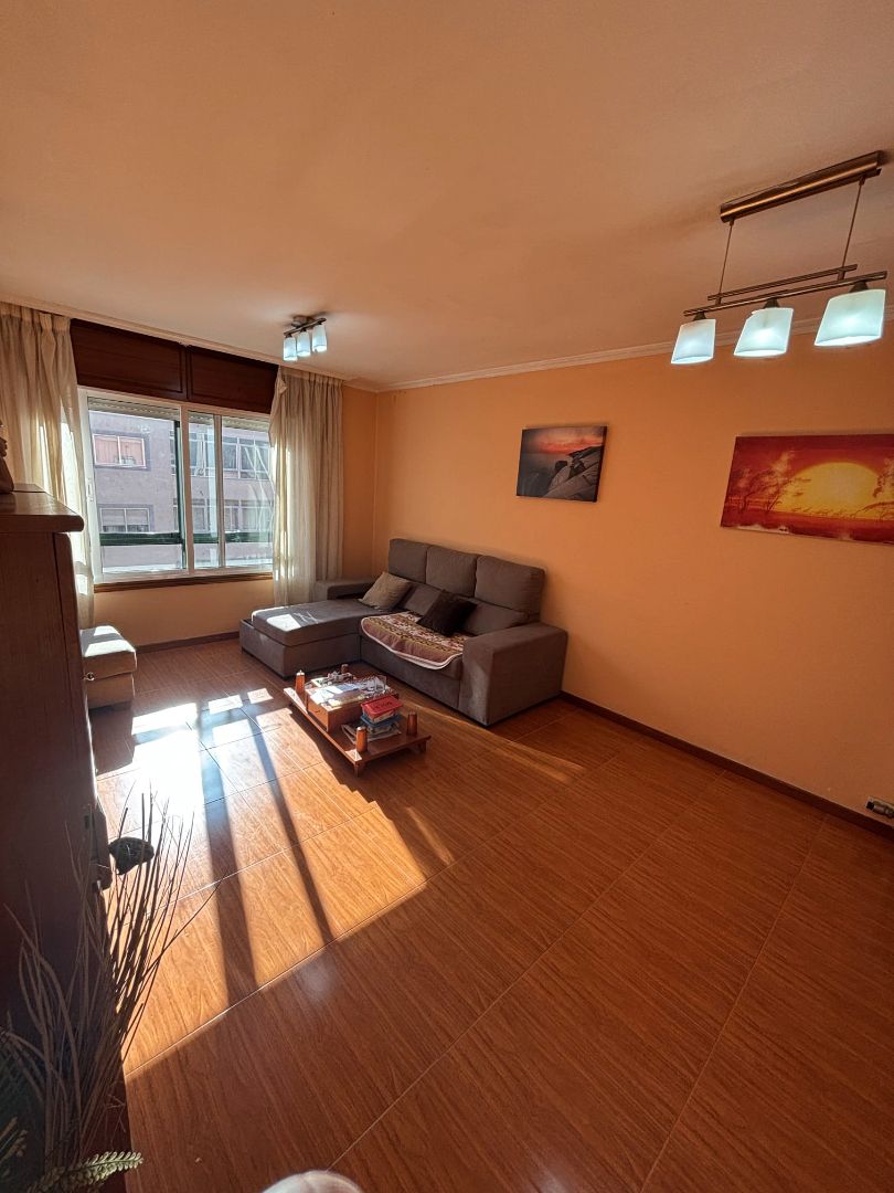 Sala d'estar de Pis en venda en Pontevedra Capital  amb Calefacció, Parquet i Traster