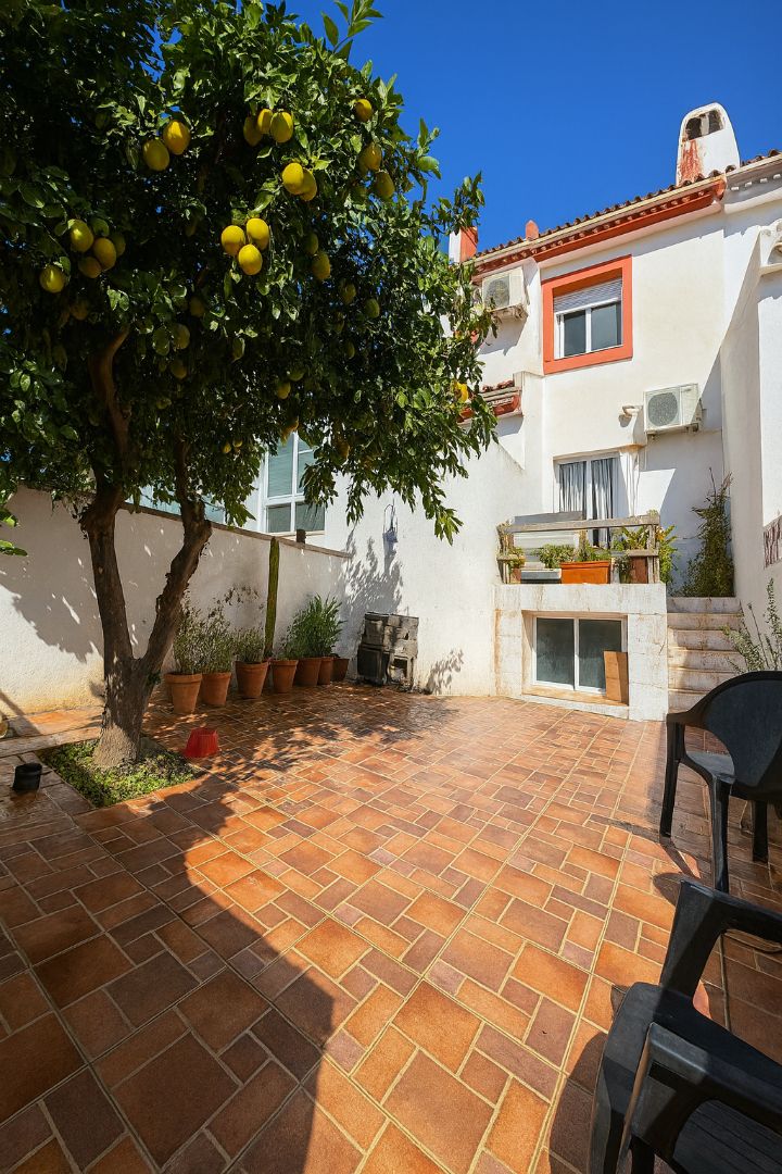 Jardí de Casa adosada en venda en Alhaurín de la Torre amb Aire condicionat i Moblat