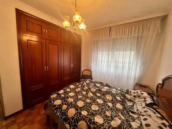 Dormitori de Pis en venda en Vigo  amb Calefacció, Parquet i Terrassa
