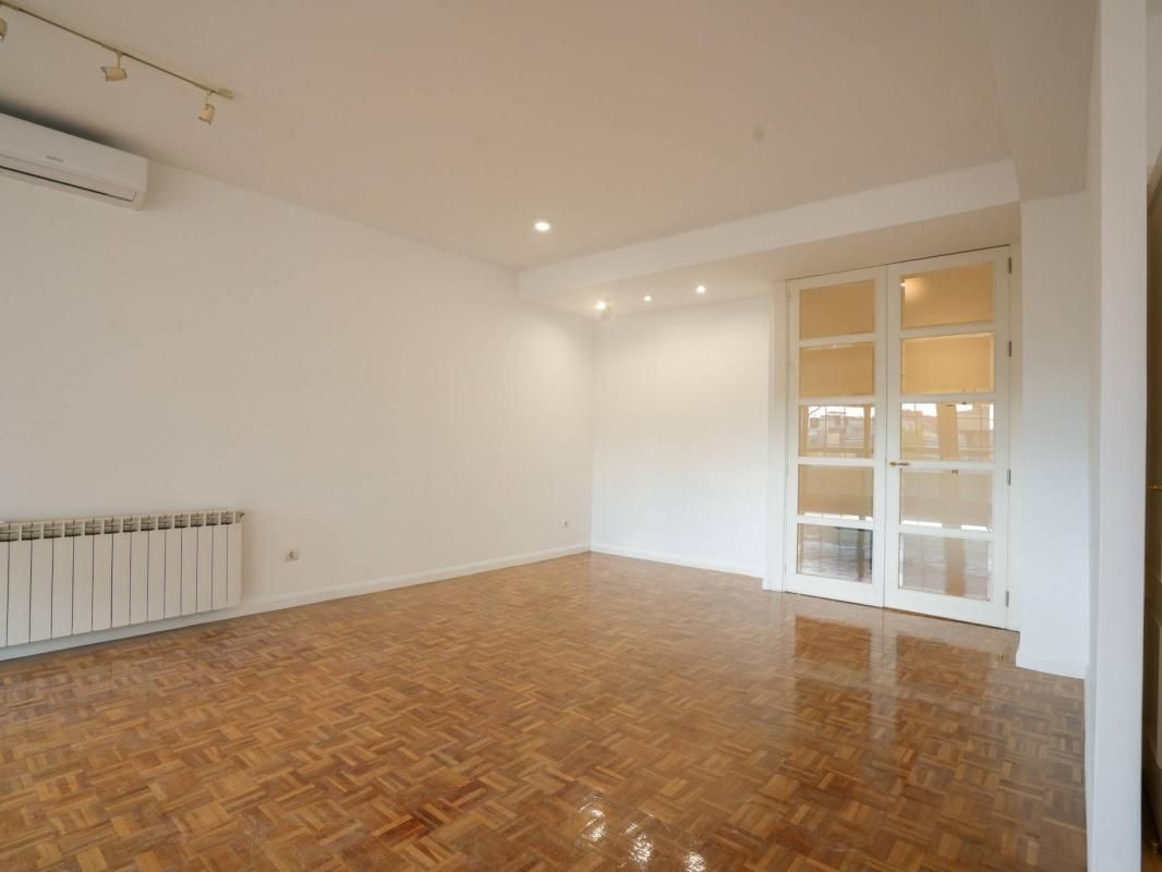 Sala de estar de Piso de alquiler en  Madrid Capital con Aire acondicionado y Piscina