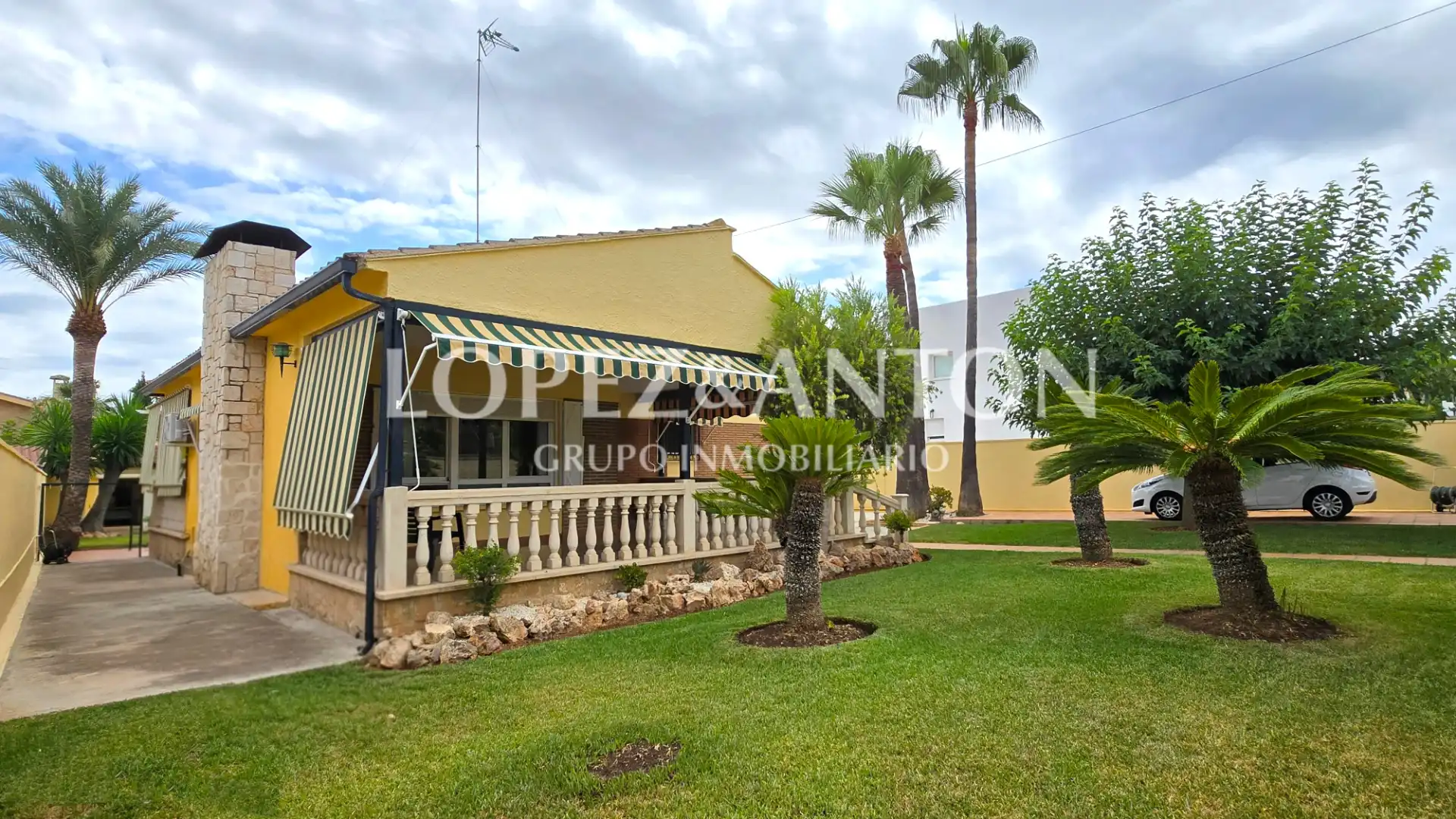 Exterior view of Houses for sale in L'Eliana  with Air Conditioner, Private garden and Terrace