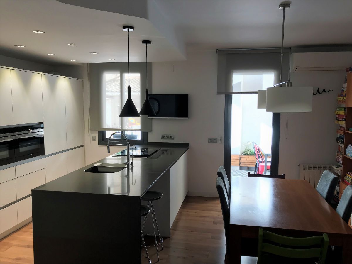 Cuina de Casa adosada en venda en Sant Boi de Llobregat amb Aire condicionat, Calefacció i Parquet