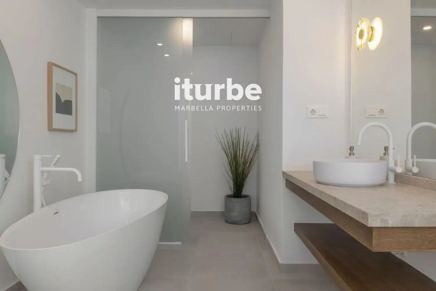 Baño de Casa adosada de alquiler en Marbella con Aire acondicionado, Terraza y Piscina