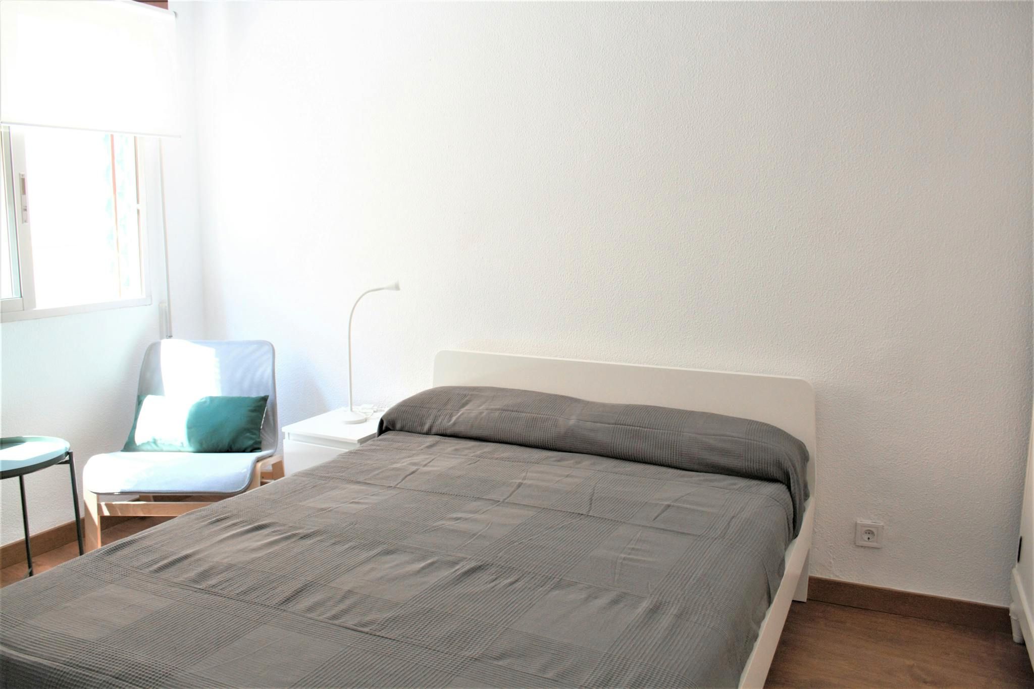 Bedroom of Flat to share in  Sevilla Capital  with Air Conditioner, Furnished and Washing machine
