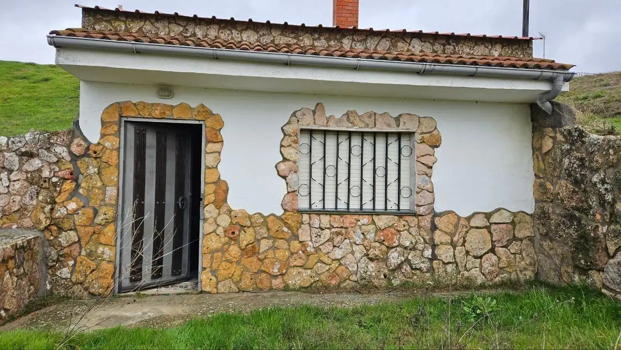 Vista exterior de Finca rústica en venda en Castronuevo de Esgueva amb Traster