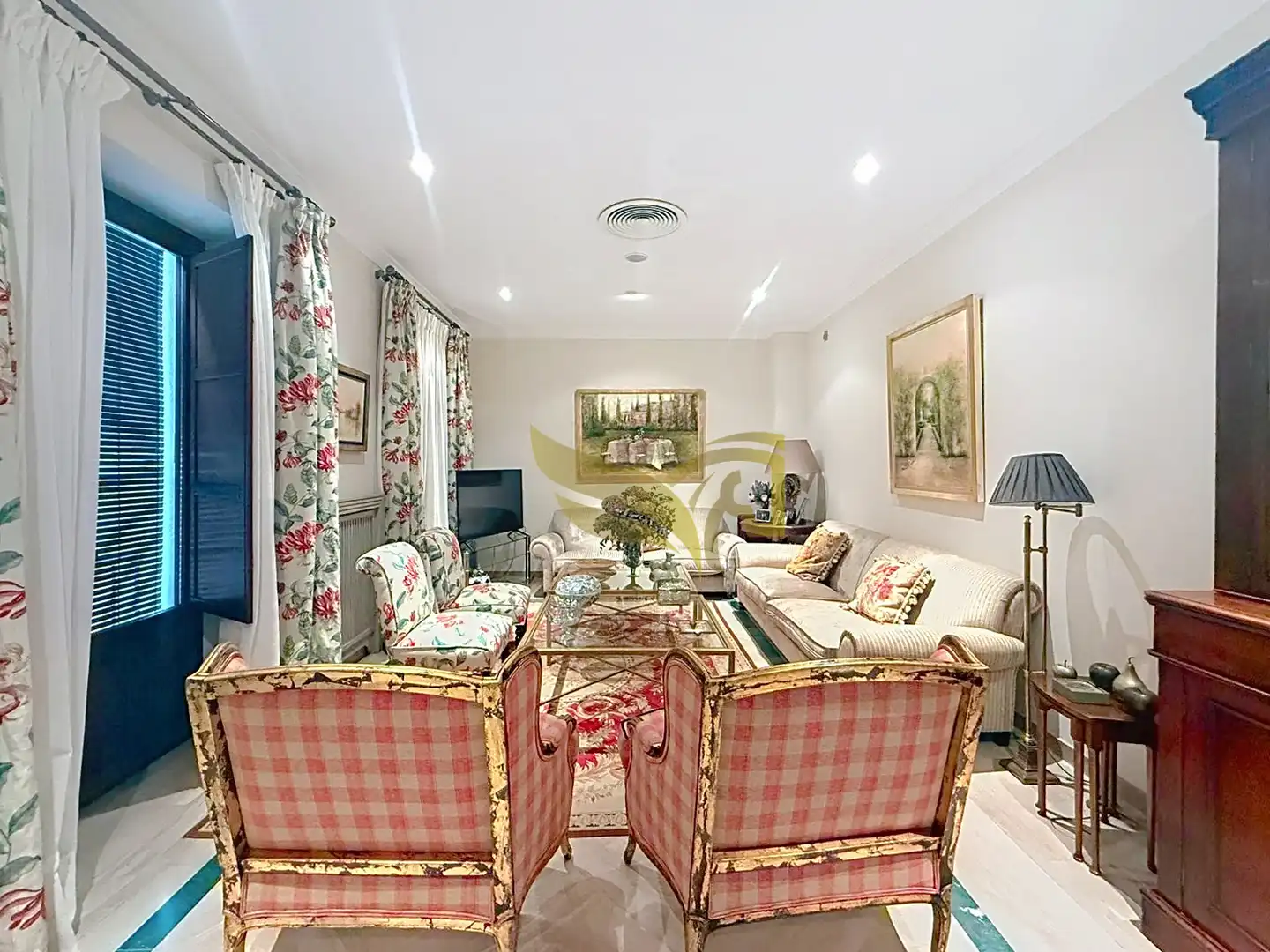 Wohnzimmer von Einfamilien-Reihenhaus zum Verkauf in Sevilla mit Klimaanlage, Heizung und Privatgarten