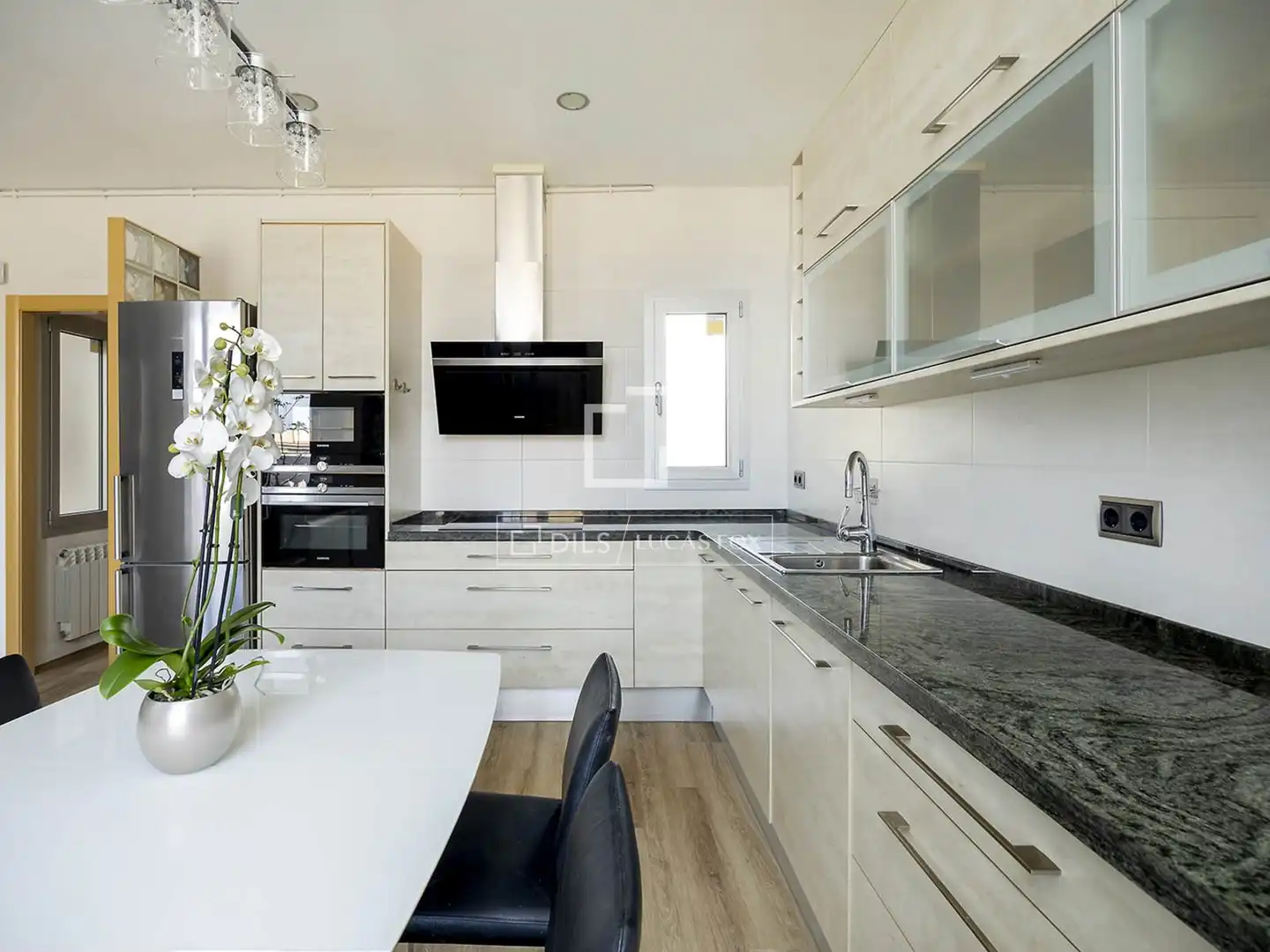 Küche von Dachboden zum Verkauf in Barcelona mit Heizung, Terrasse und Möbliert