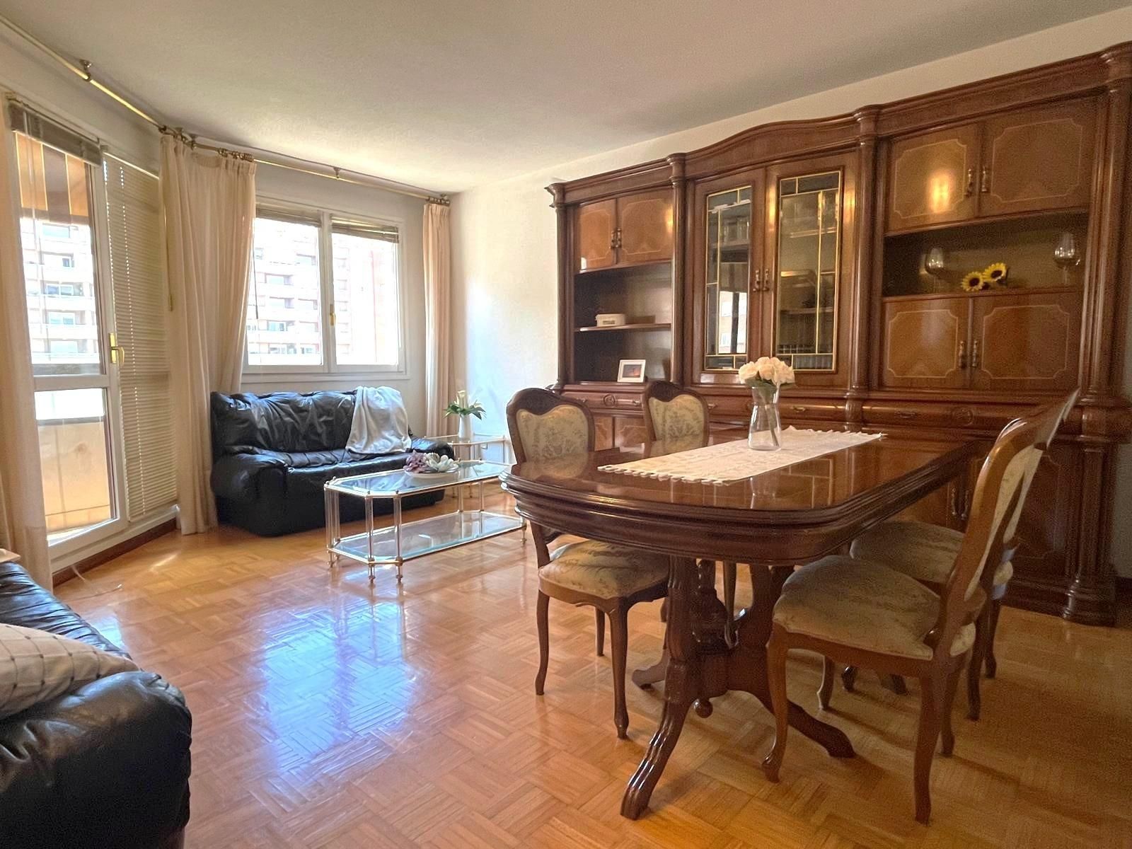 Sala d'estar de Pis en venda en  Pamplona / Iruña amb Calefacció, Parquet i Terrassa