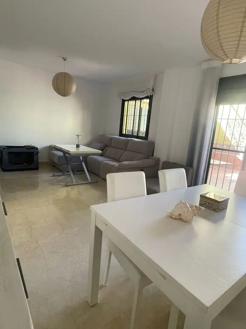 Sala d'estar de Casa o xalet en venda en Dos Hermanas amb Aire condicionat, Traster i Piscina comunitària