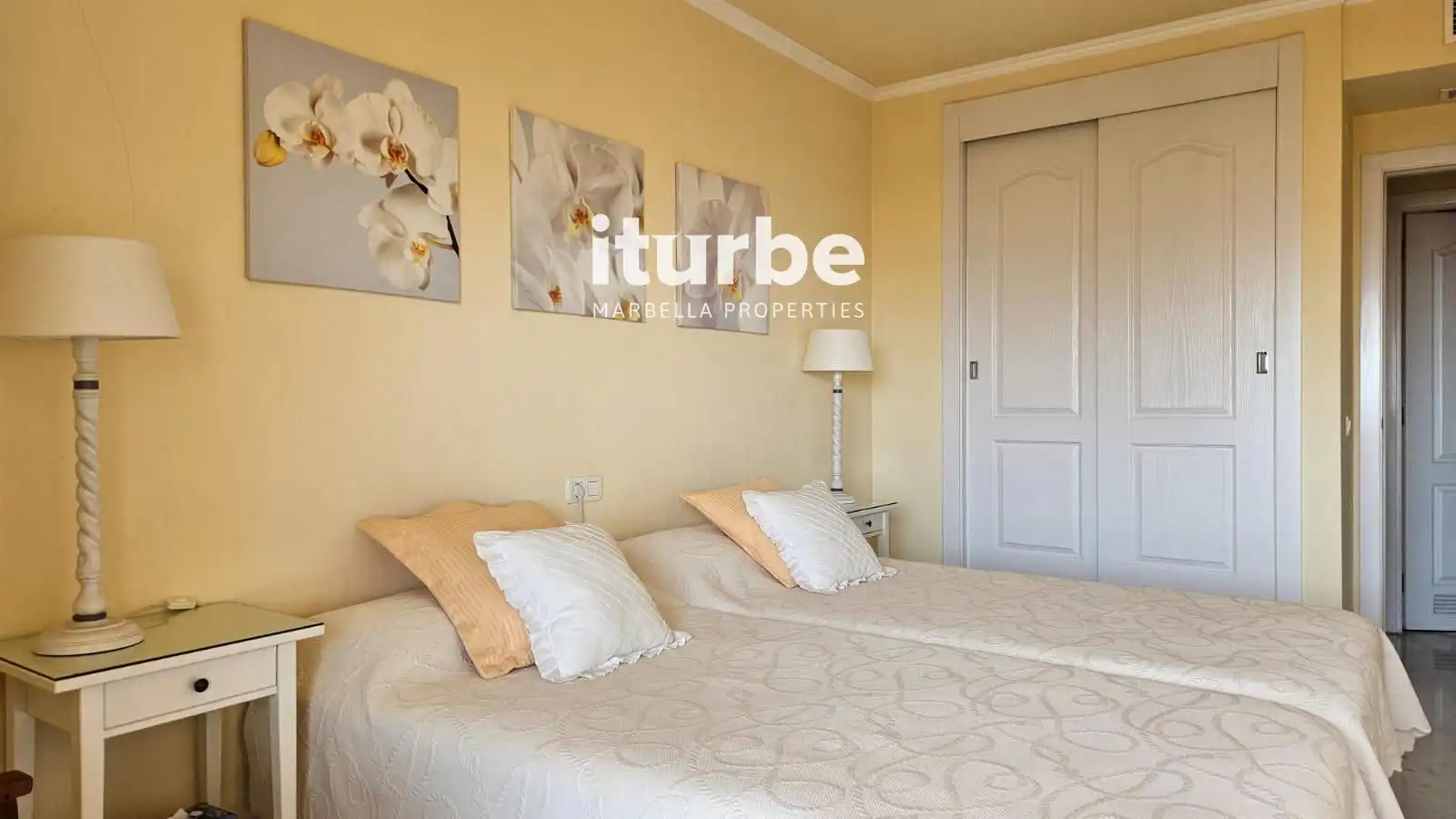 Habitación de Piso de alquiler en Marbella con Aire acondicionado, Terraza y Piscina