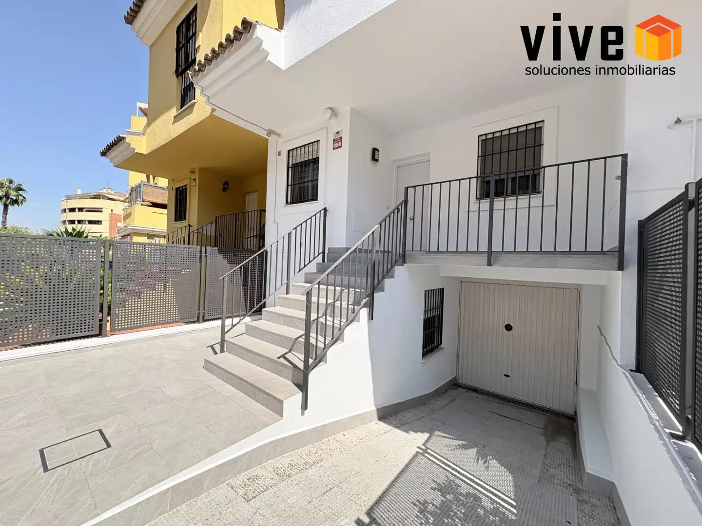 Vista exterior de Casa adosada en venda en San Juan de Aznalfarache amb Aire condicionat, Calefacció i Piscina comunitària