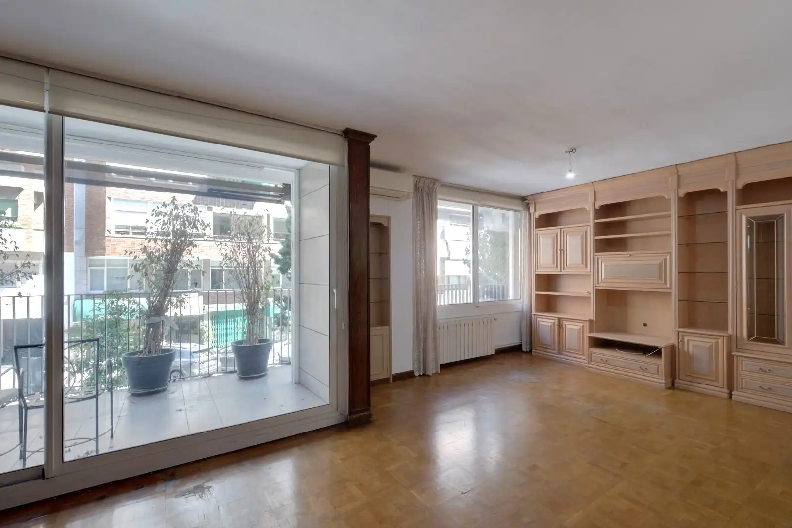 Wohnzimmer von Wohnung zum Verkauf in Barcelona mit Klimaanlage, Heizung und Ofen