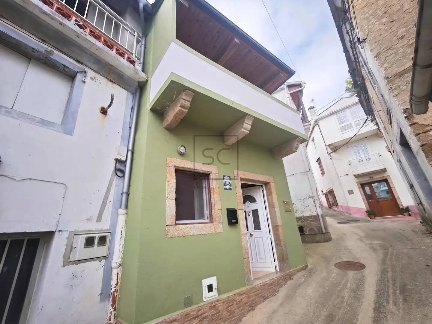 Vista exterior de Casa adosada en venda en Mañón amb Moblat i Balcó