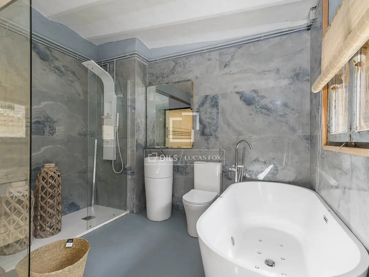 Bathroom of Flat for sale in Barcelona  with Air Conditioner, Private garden and Terrace