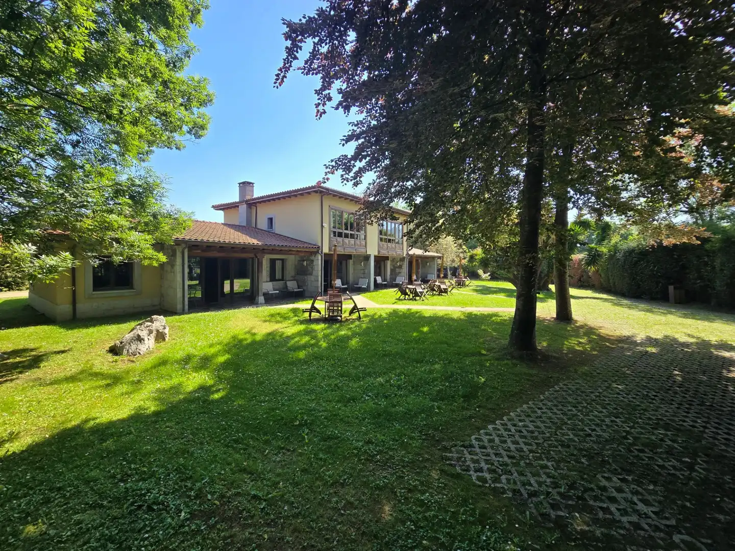Vista exterior de Casa o xalet en venda en Llanes amb Calefacció, Jardí privat i Piscina