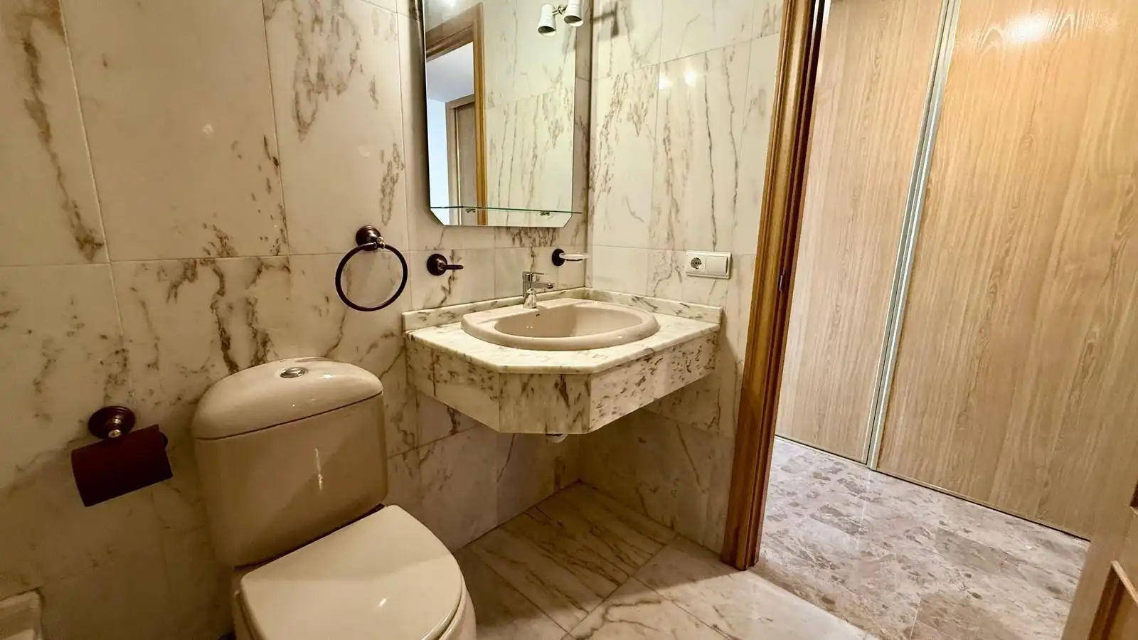Bathroom of Flat for rent in Zaragoza  with Heating, Terrace and Storage room