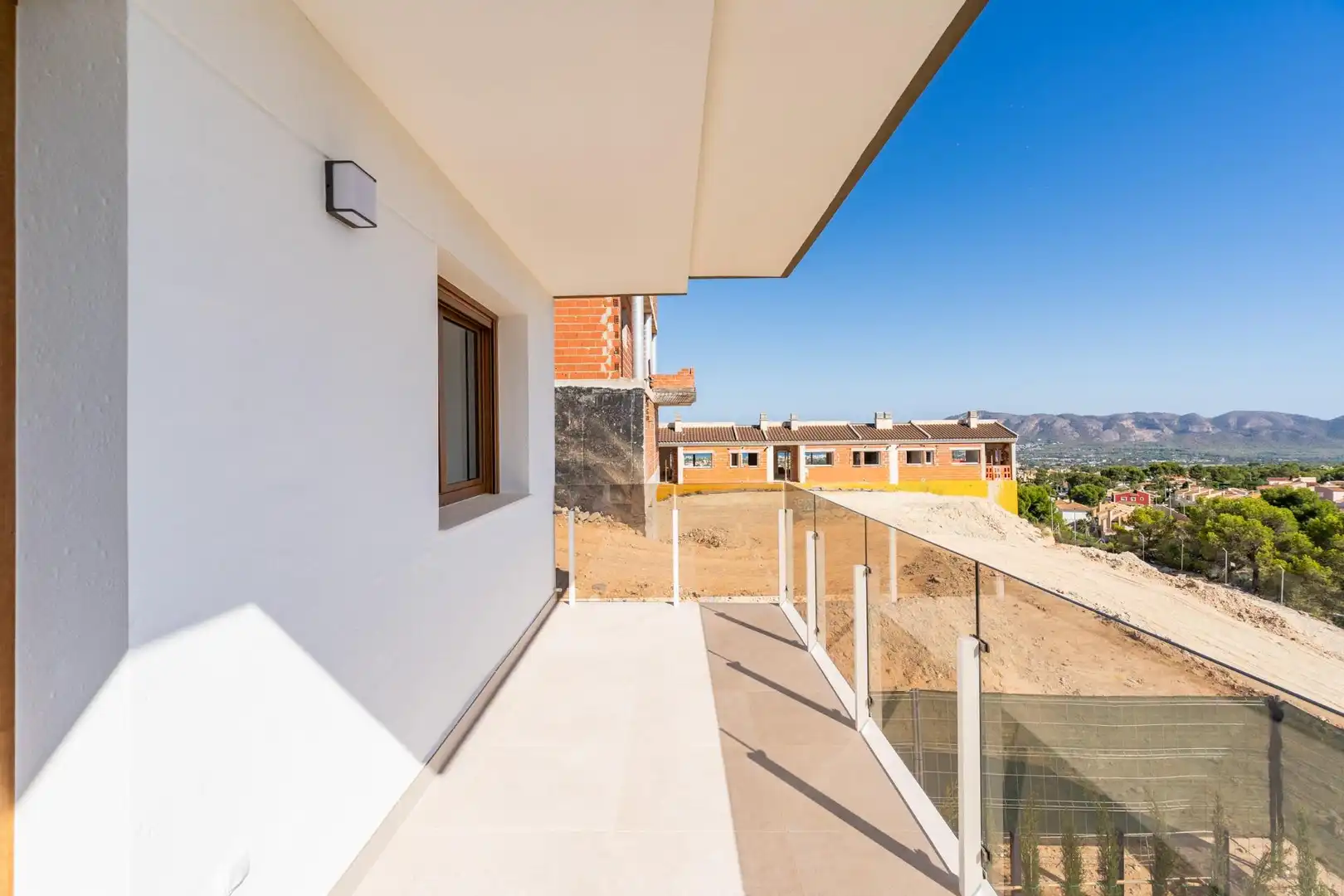 Vista exterior de Casa adosada en venda en La Nucia amb Aire condicionat, Jardí privat i Terrassa