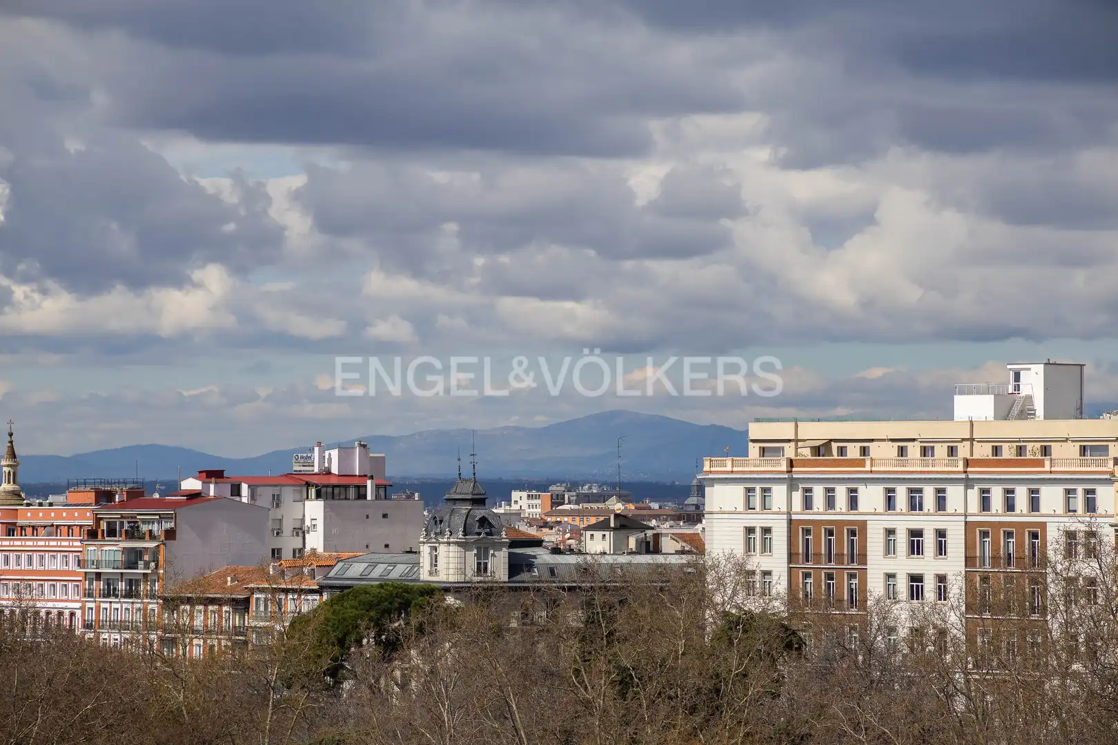 Außenansicht von Wohnung zur Miete in Madrid mit Klimaanlage, Heizung und Parkett